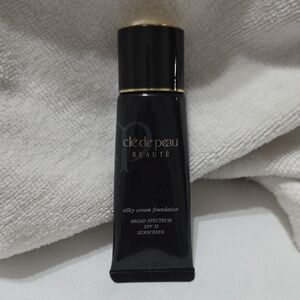 Clé de Peau Silky Cream Foundation
